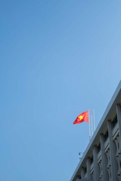 Ảnh cờ Việt Nam - lá cờ tung bay trên bầu trời trong xanh