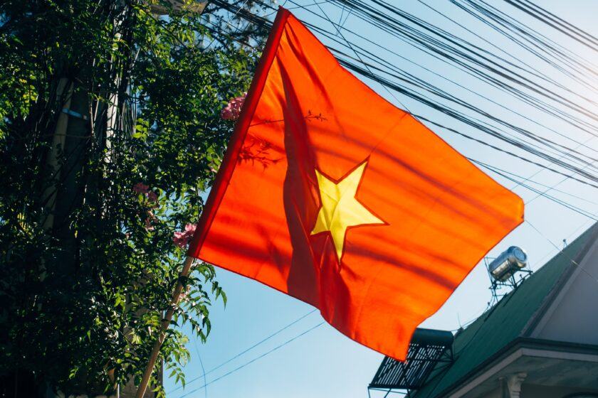 Hình ảnh lá cờ Việt Nam phấp phới trong nắng vàng
