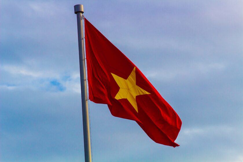 Hình ảnh lá cờ Việt Nam tung bay trong gió