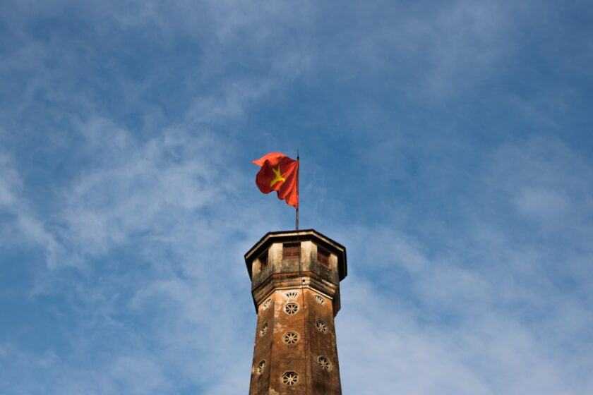Hình ảnh lá cờ Việt Nam - lá cờ tung bay trên mái nhà