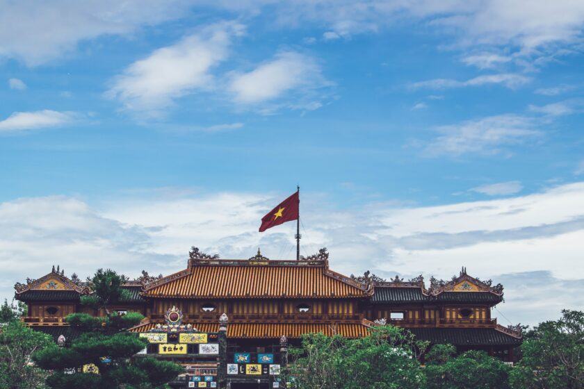 Ảnh quốc kỳ Việt Nam - cờ tung bay trên nóc Hoàng Cung Huế