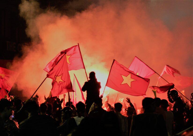Hình ảnh lá cờ Việt Nam - đám đông cổ vũ với lá cờ
