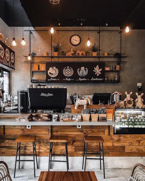 Hình ảnh quán cafe đẹp với tông màu nâu ấm áp