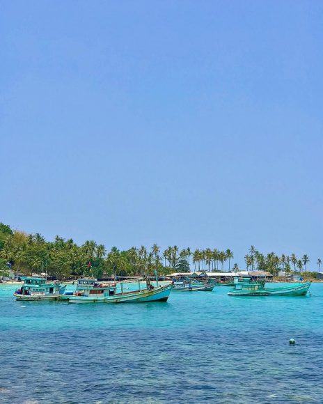 Hình ảnh đảo Nam Du với những con thuyền neo đậu ngoài khơi