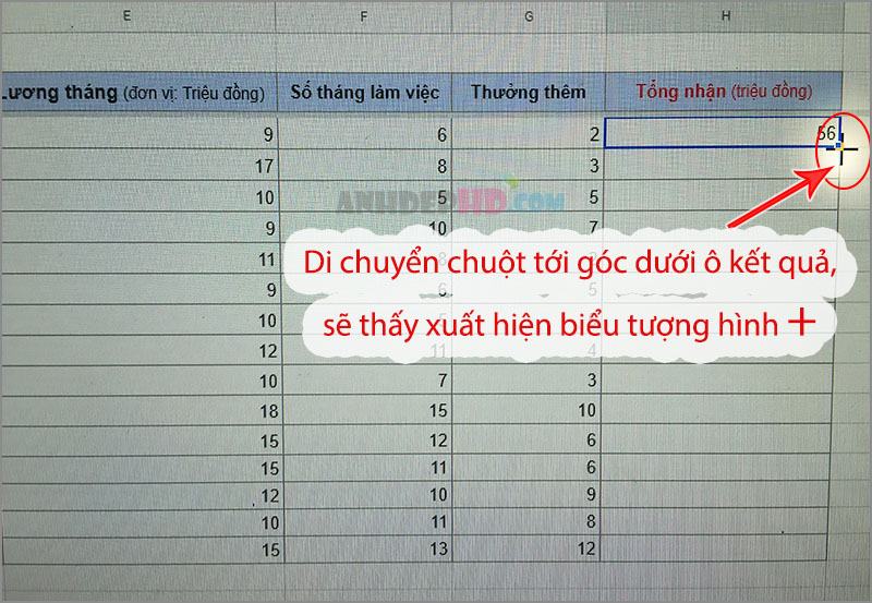 Giữ và kéo chuột đến cuối cột/hàng mà bạn muốn áp dụng phép tính tương tự.