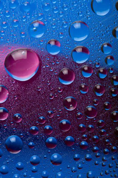 Hình ảnh giọt nước trên kính màu