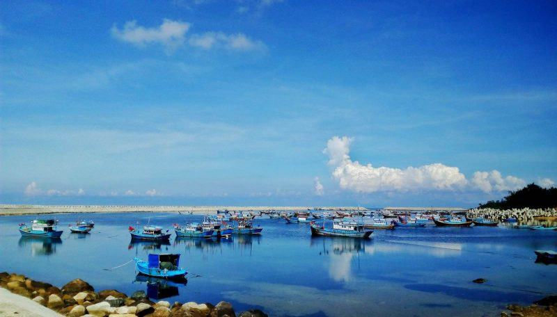 Hình ảnh đảo Phú Quý tuyệt đẹp với nhiều thuyền đánh cá neo đậu ven bờ