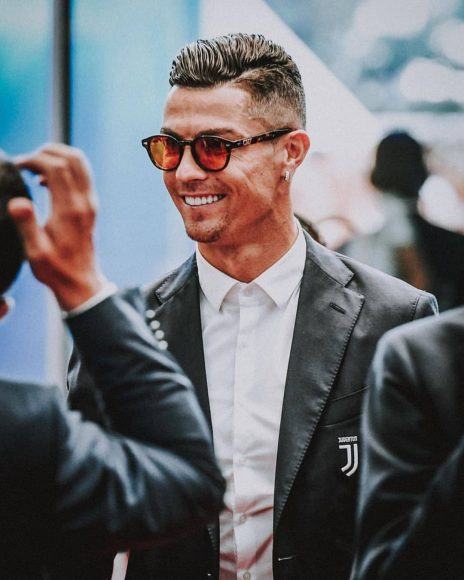 Ronaldo mặc vest màu lạ trong buổi tiêc mừng Giáng sinh của Juventus  Bóng  Đá