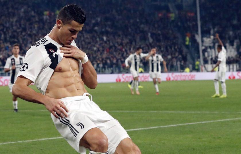 Ảnh Ronaldo cởi áo lộ cơ bụng 6 múi cực đẹp