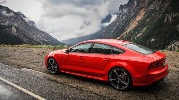 Xe Audi chạy quá tốc độ trên đường