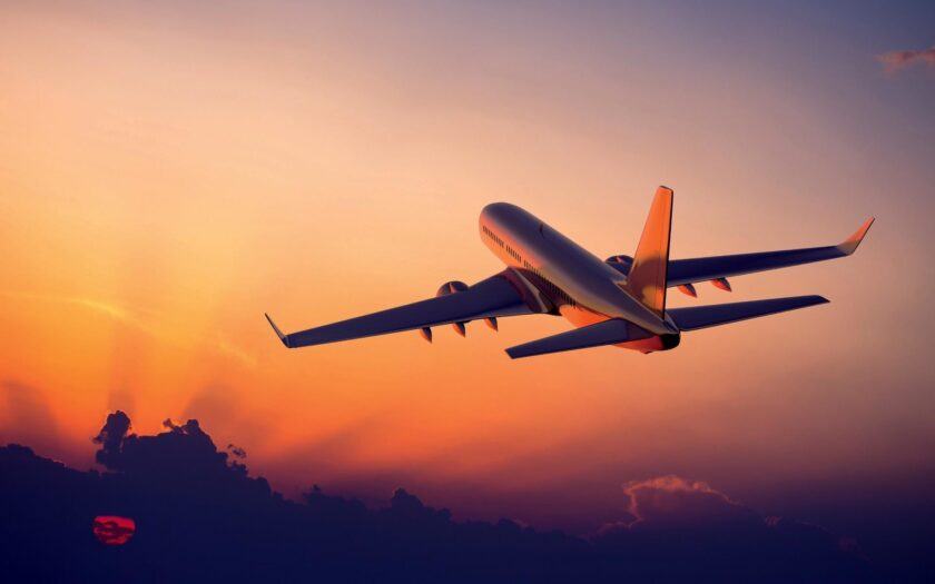 Hình ảnh chiếc máy bay chở khách cất cánh trong ánh hoàng hôn