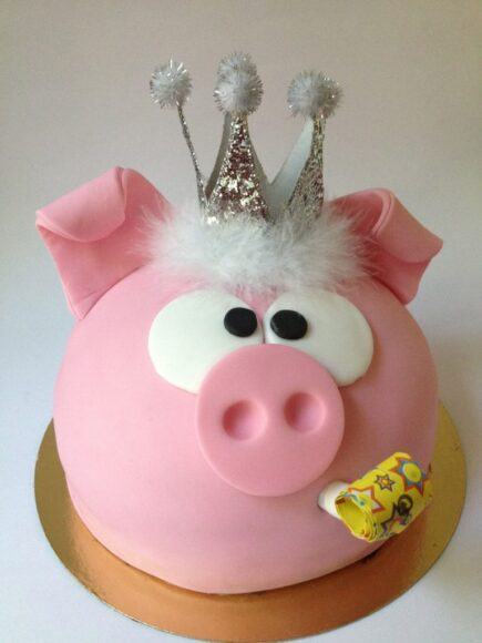 Bánh sinh nhật năm con lợn với vương miện