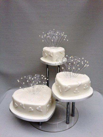 Bánh sinh nhật hình trái tim cho đám cưới