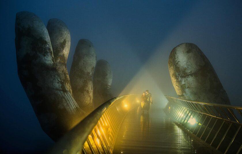Hình ảnh đẹp trong sương mù - Cầu Vàng - Đà Nẵng - Nguyễn Quang