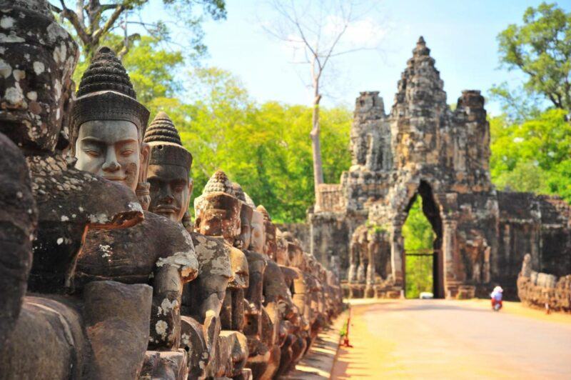 Quang cảnh Siem Reap ở lối vào tượng đá