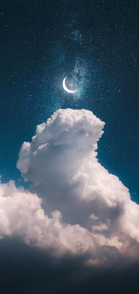 Hình ảnh của đám mây dường như chạm vào mặt trăng