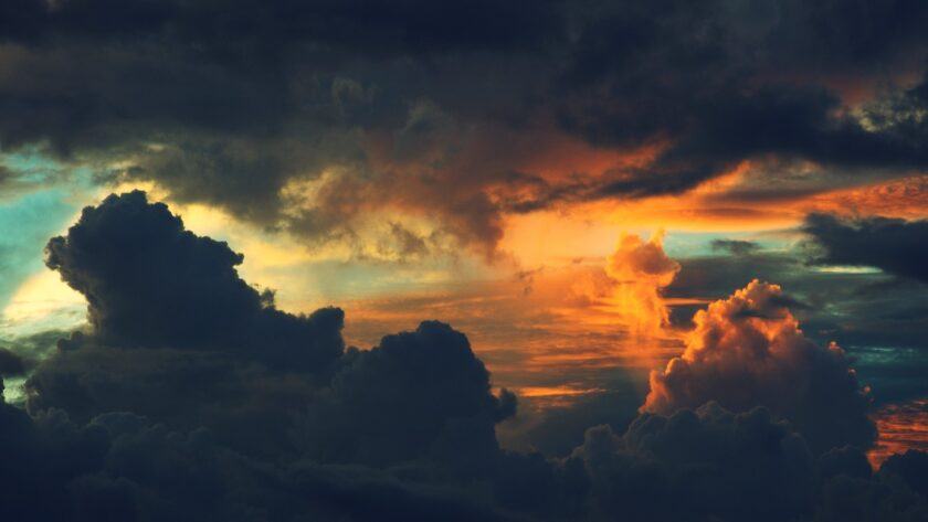 Hình ảnh hai đám mây đen hòa vào nhau