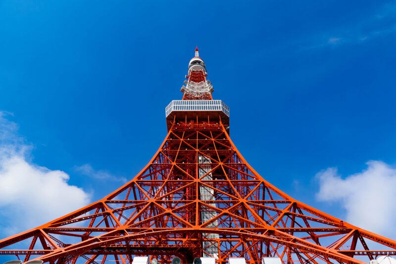 Tháp Tokyo, biểu tượng của Nhật Bản trên bầu trời xanh