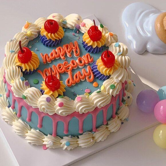 Bánh sinh nhật dễ thương với tông màu pastel