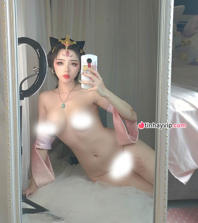 Titan Titi selfie khỏa thân trước gương với vòng 3 .  áo sơ mi có cổ