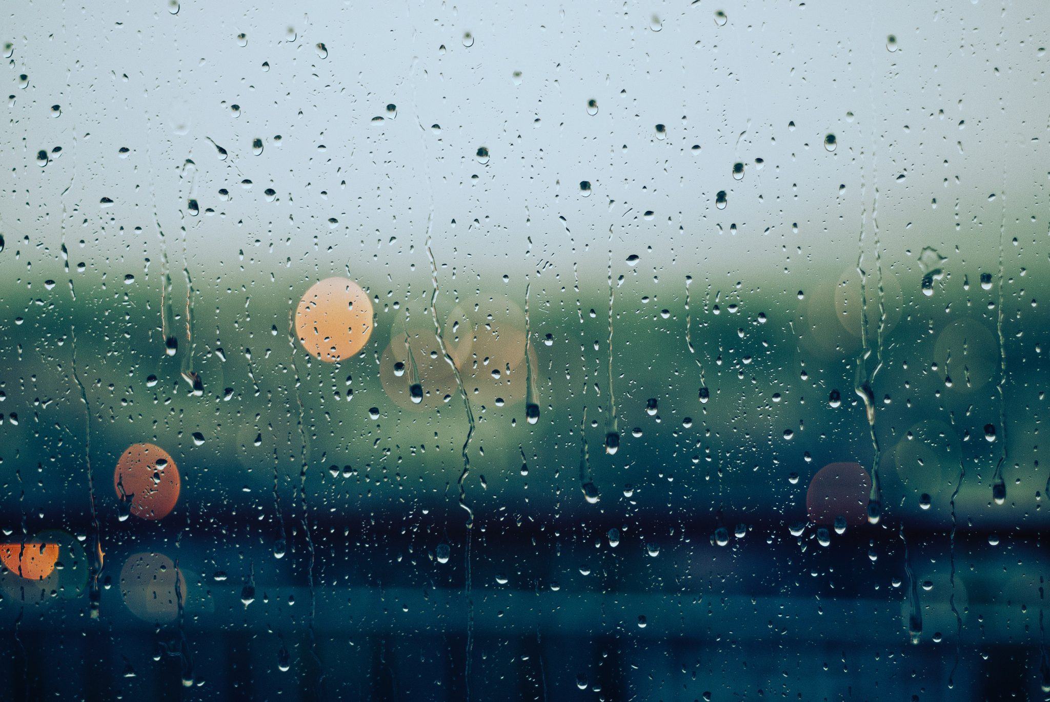 Hình nền mưa qua khung cửa kính cực đẹp