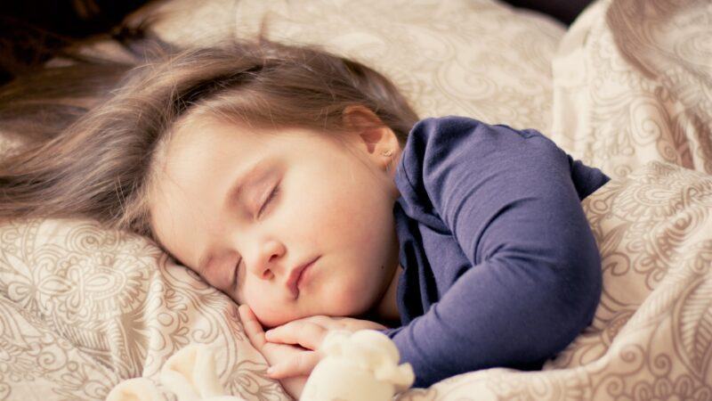 Hình nền bé gái đang ngủ dễ thương dễ thương 4K