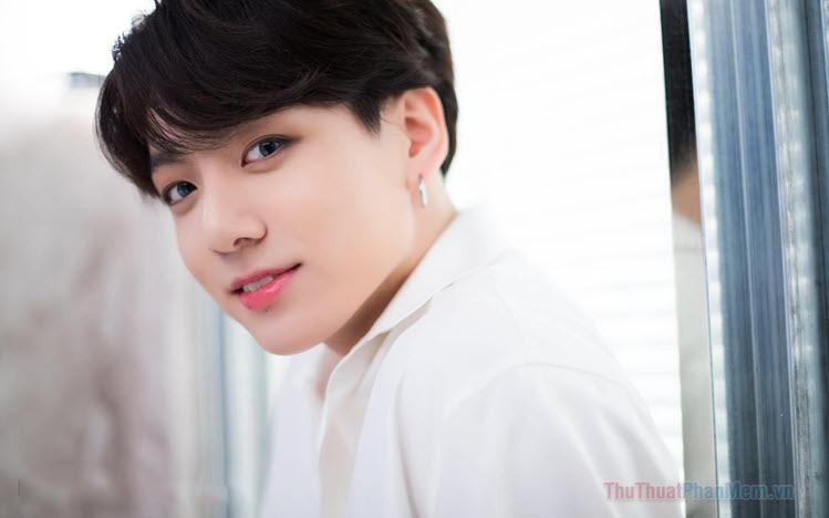 Nụ cười của Jungkook thật đẹp trai, dễ thương và cuốn hút