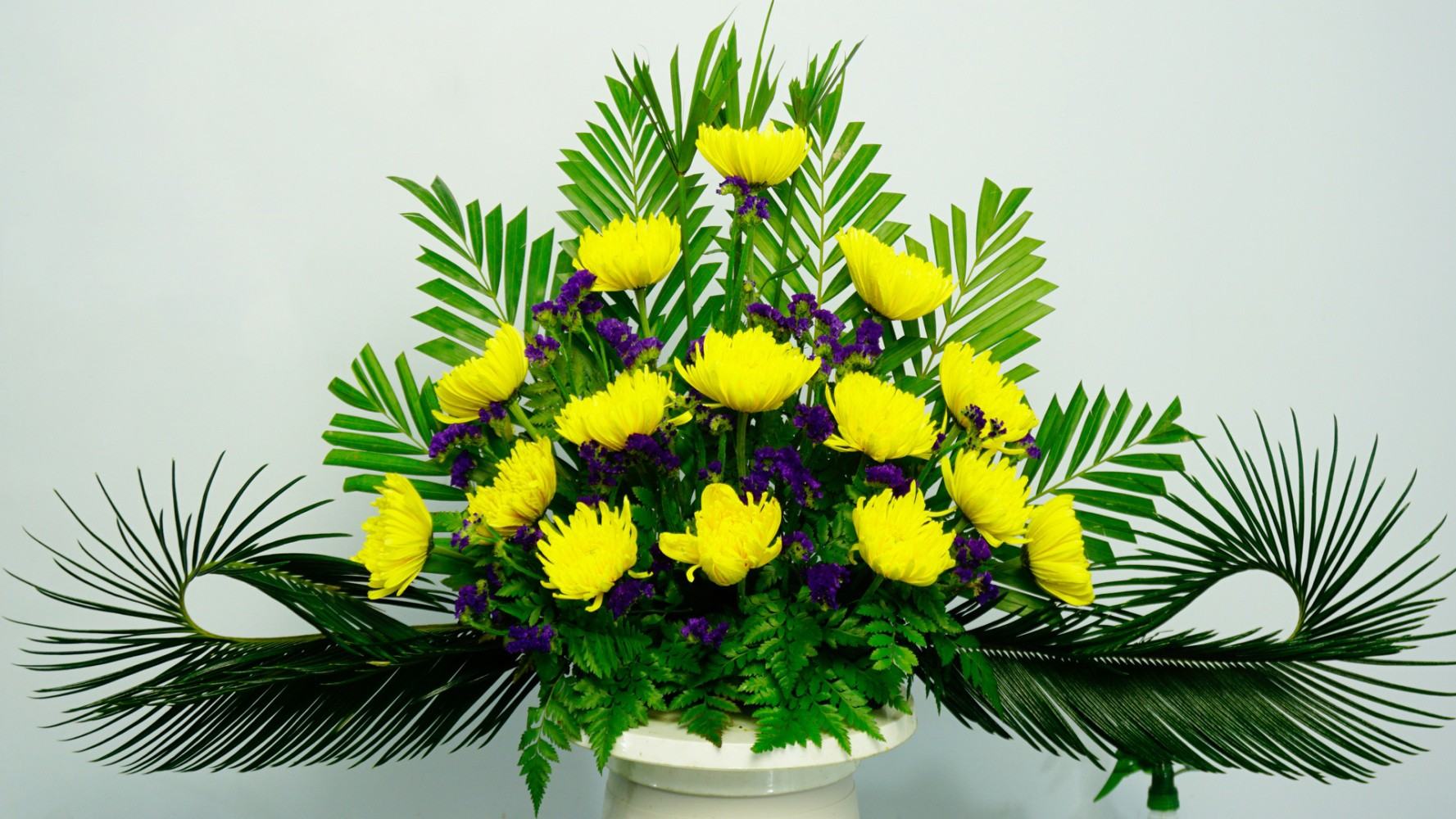 Cách cắm hoa bàn thờ đẹp trang trọng đơn giản mà tinh tế dịp lễ ...