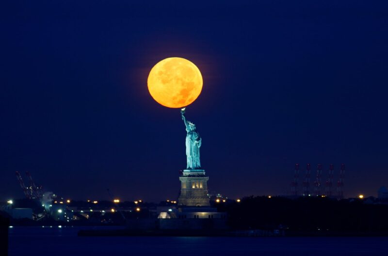 mặt trăng và tượng nữ thần tự do