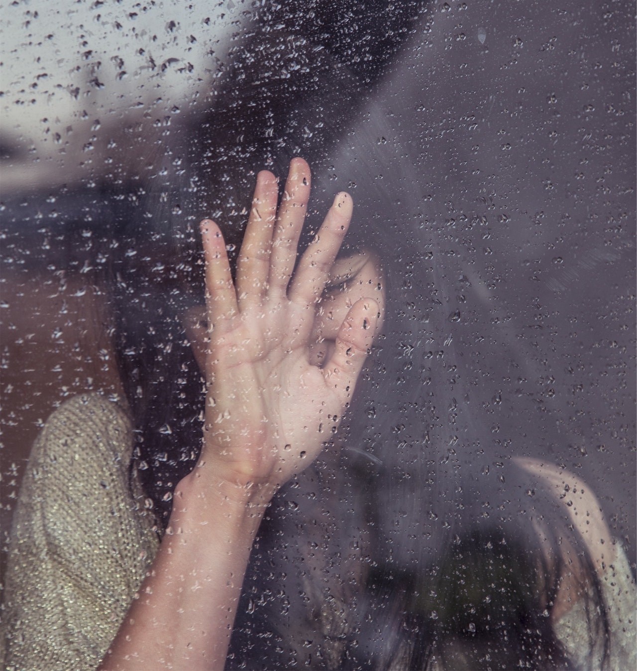 Cô gái buồn trong mưa