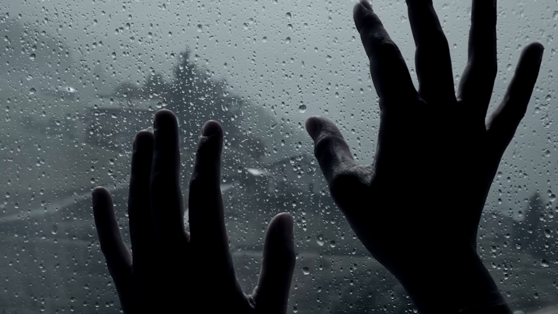 Hình ảnh ngoại cảnh mưa với bàn tay buồn