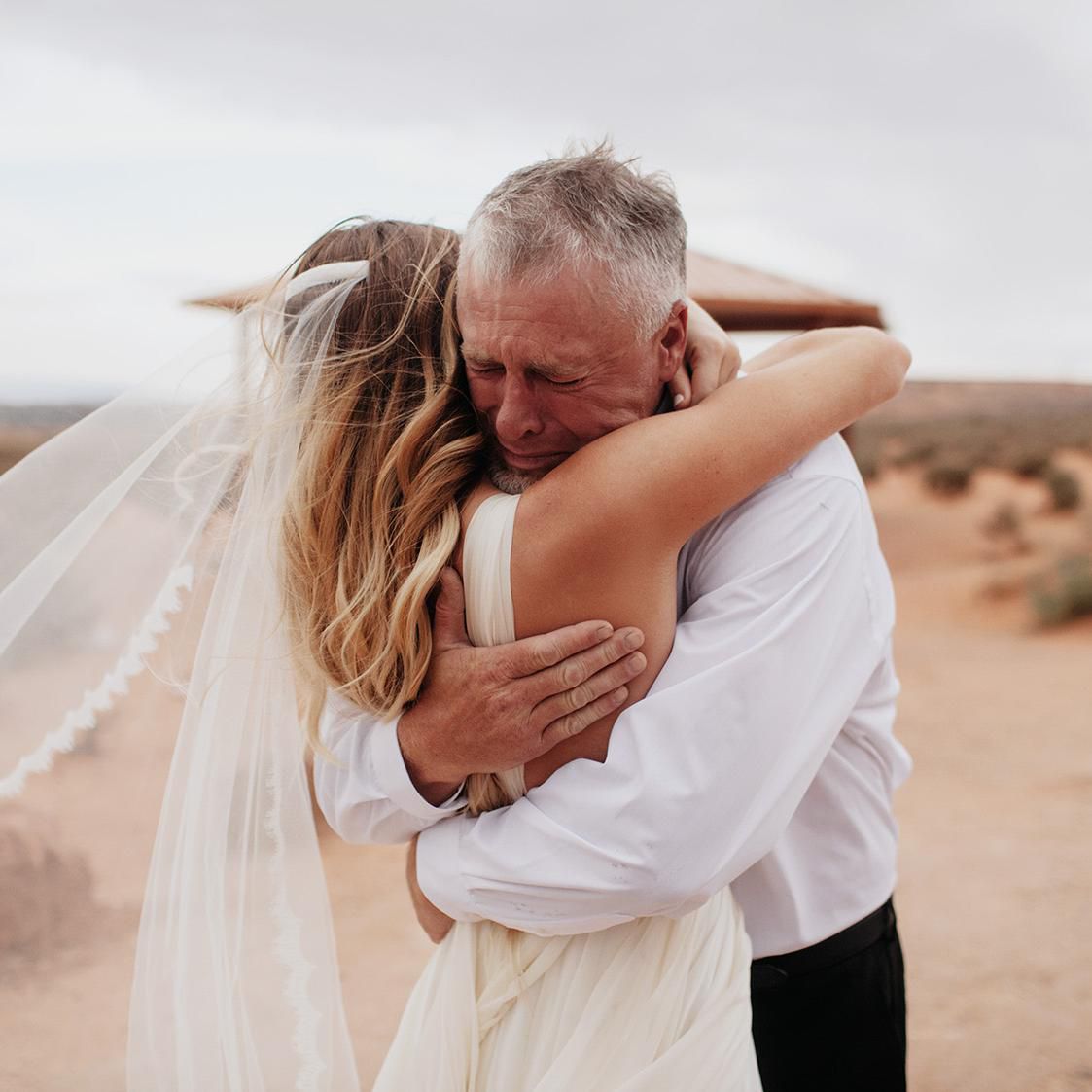 Hình ảnh cha ôm con gái khóc trong ngày cưới