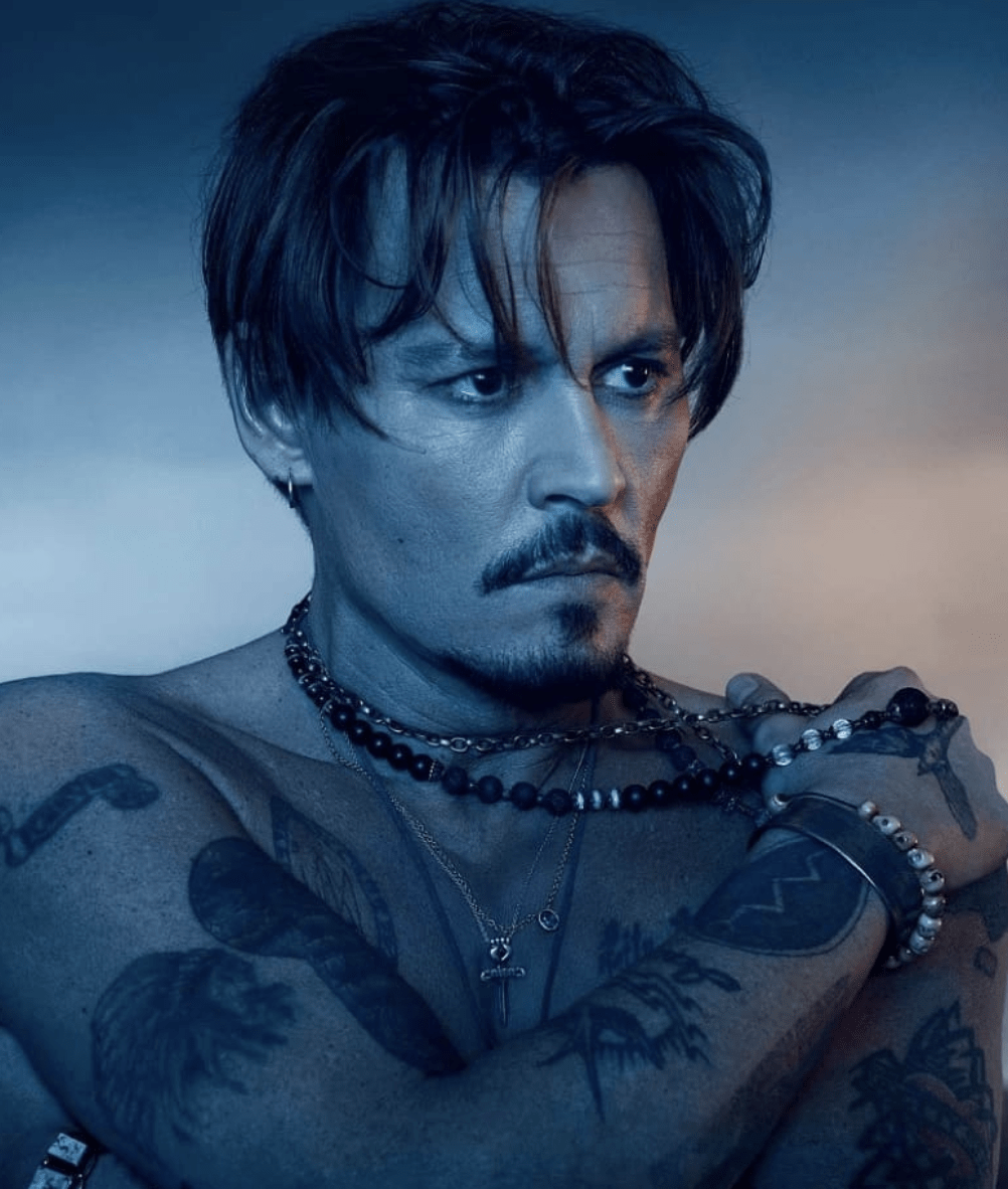 Nam diễn viên nổi tiếng Johnny Depp với hình xăm dọc cánh tay