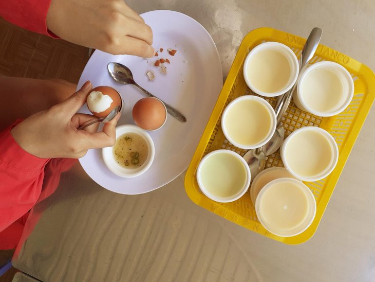 yaourt phô mai trứng lòng đào, thưởng thức yaourt phô mai - trứng lòng đào ngon nức tiếng dưới chân chùa tàu
