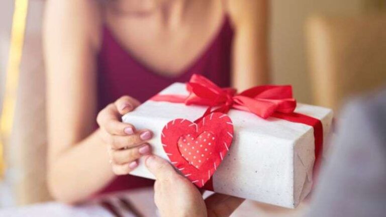 Valentine Đỏ là ngày nào? Ai tặng quà cho ai? Ý nghĩa là gì?