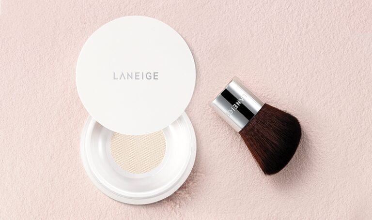 Vì sao nên có phấn phủ dạng bột Laneige Light Fit Powder trong tủ đồ trang điểm?